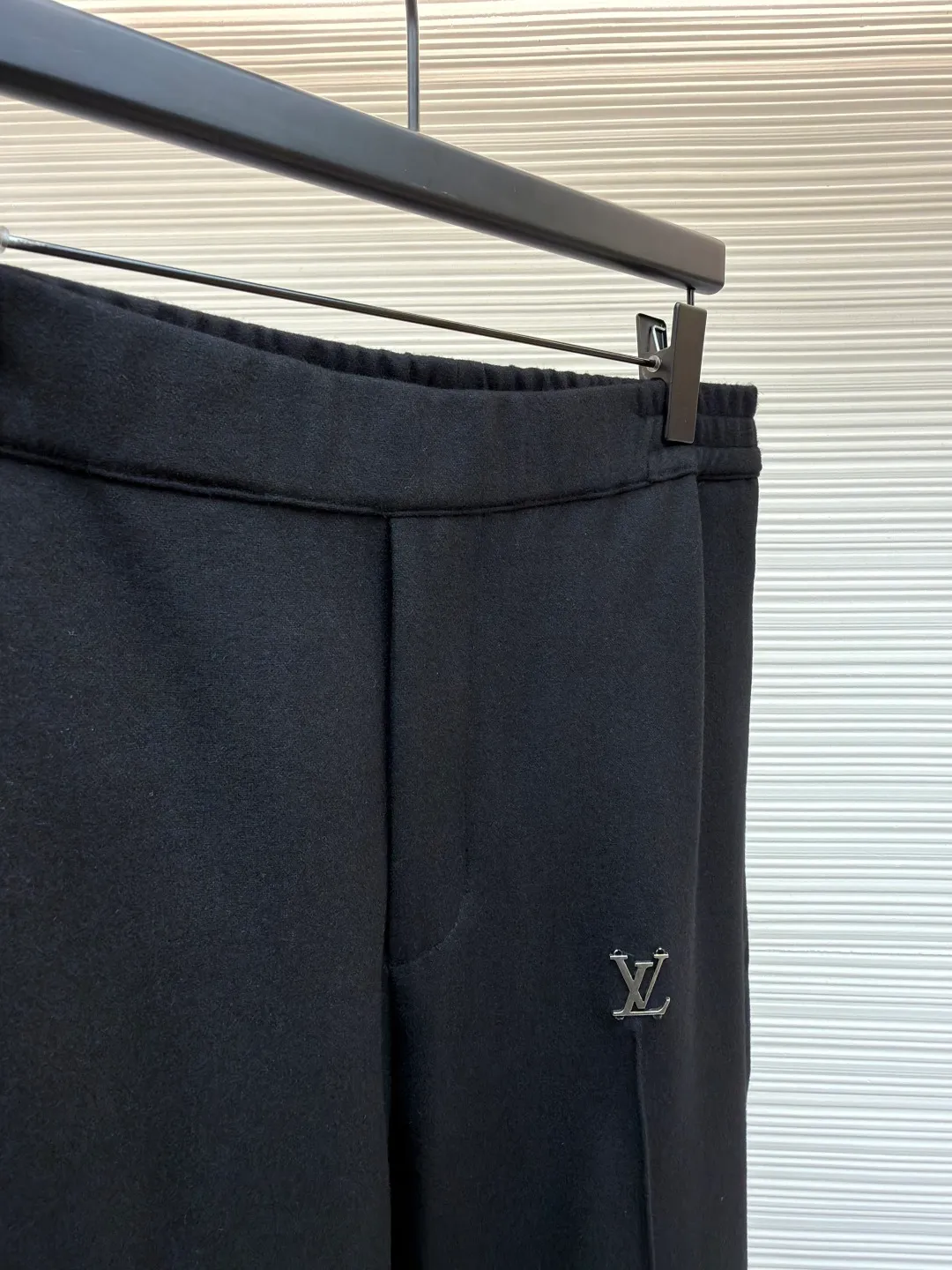 LOUISVUITTON iron label wool trousers ●Original version: purchased and developed for 11000 ●Item number: 1681828-A90 ●Fabric: wool blended fabric ●Technology: Made on positioning cutting machine ●Color: black ●Version: fitted version ●Weight: about 760 grams ●Size: 48-50-52-54 ●Description: Customized 80% wool, 14% spandex, 6% blended sheep wool fabric, full of texture and refined tailoring to reinterpret the dynamic silhouette. The elastic waist upgrades the drape texture, the side pockets are cleverly integrated into the stitching, and the facial pleats are infused with elegance. The left leg is decorated with the brand's metal logo to once again confirm the brand's identity. The overall wiring is straight and delicate, the fabric is comfortable and soft, and the color is consistent without color difference. It can be matched with the same style to create a fashionable look and control various occasions. Customized accessories, complete with three standards, same style for men and women!